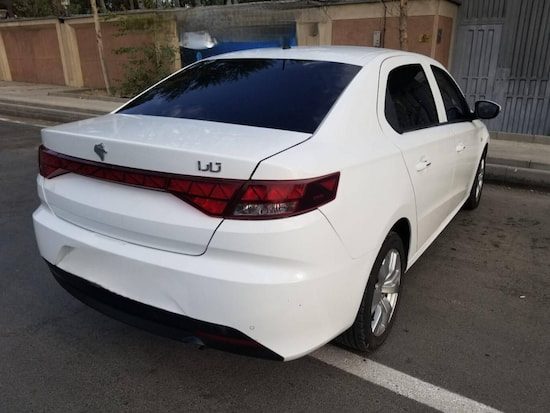 نمای پشت تارا V2 با چراغ عقب یکپارچه و طراحی ساده ایرانی