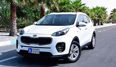 کیا اسپورتج سفید در خیابان های آرام کیش