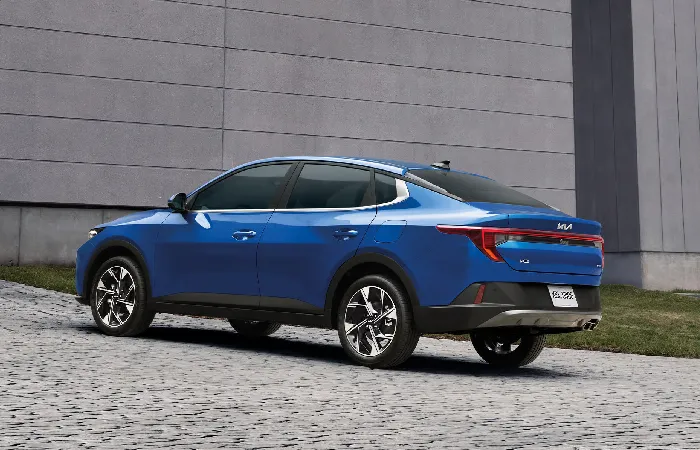 نمای پشت کیا k3آبی رنگ